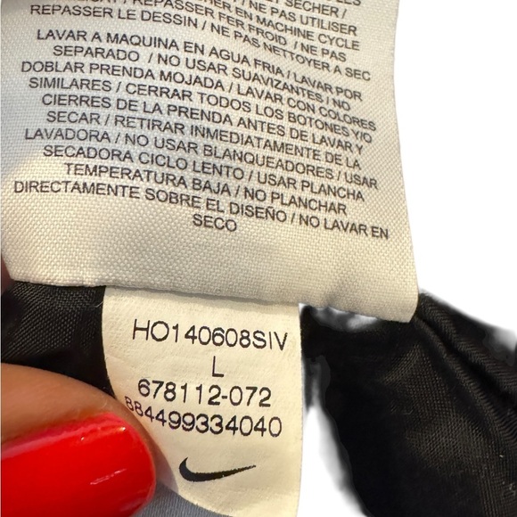 Nike NYC Windbreaker Cape w/ Landscape in Black and White, Sz L - Picture 13 of 13